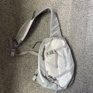 Patagonia Atom 8L sling mens silver gray